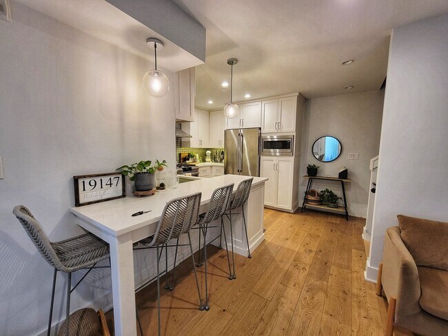 Building Photo - Exquisite Boutique Condo in the Heart of Q...