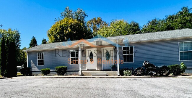 Building Photo - 2 Bedroom Townhouse with Yard