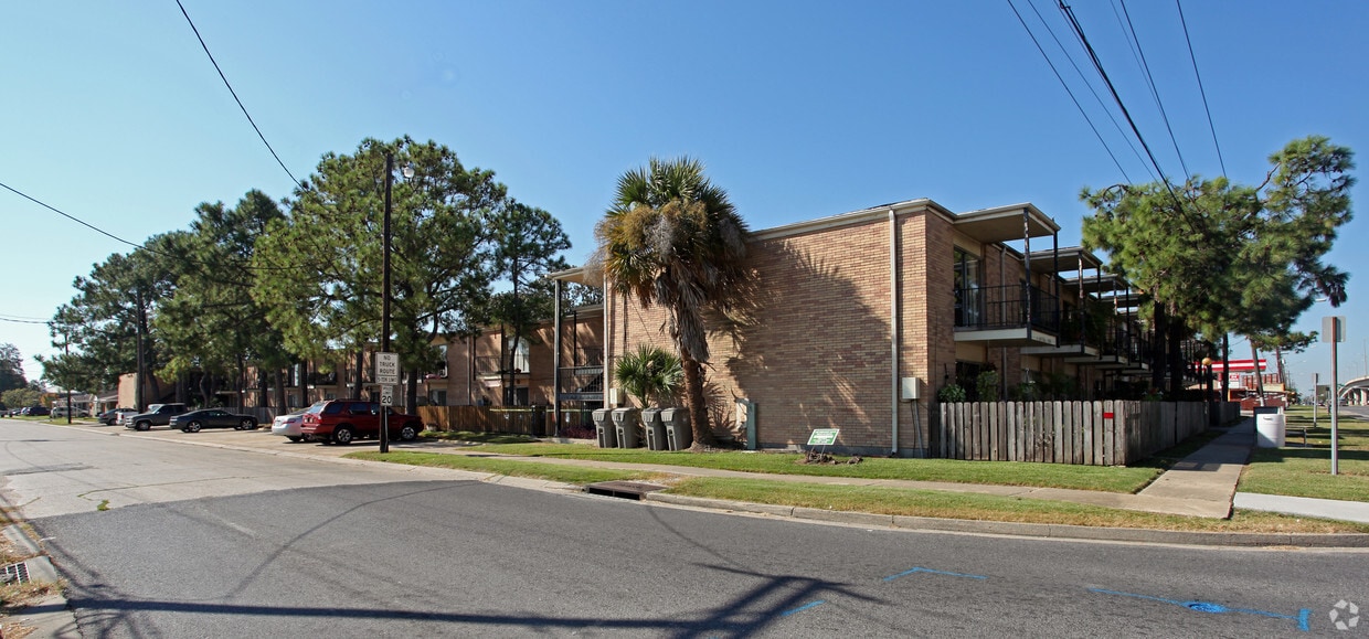 Primary Photo - Hollywood Park Apartments