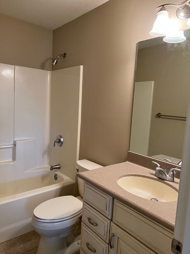 Building Photo - Beautiful 3 bed 2.5 bath in Fletcher!!!