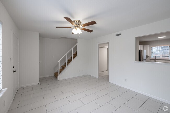 2 habitaciones, 1,5 baños (renovado) - 1000 pies cuadrados - Sala de estar - Greenleaf Townhomes