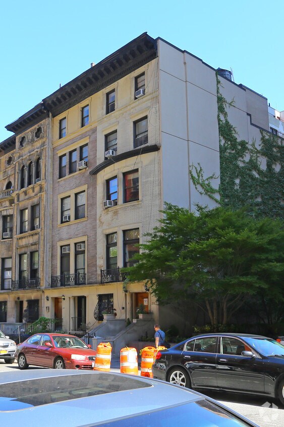 Primary Photo - 211 W 70th St