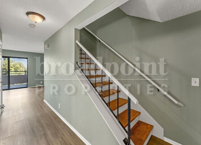 Foto del edificio - 820 E 3rd Ave