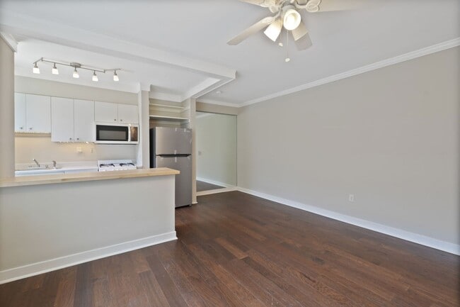 Building Photo - West End/Dupont Efficiency w/ Rooftop, Wal...