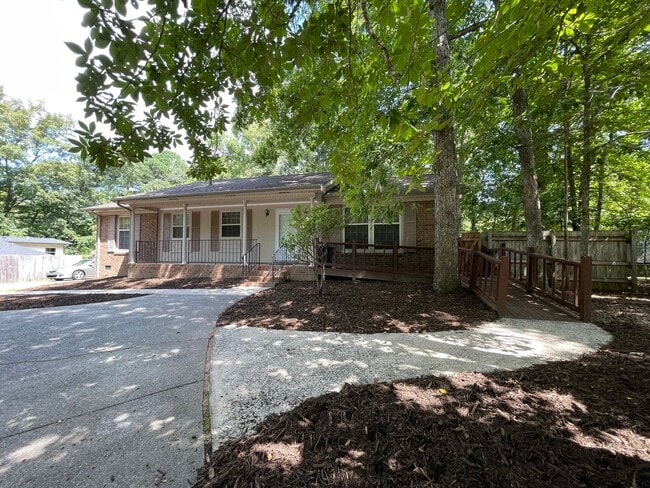 Building Photo - Spacious 3br house with fenced back yard, ...