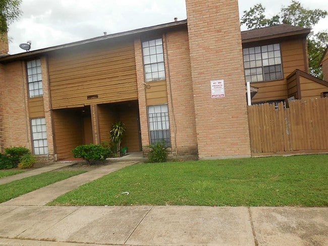 Building Photo - 9090 S Braeswood Blvd