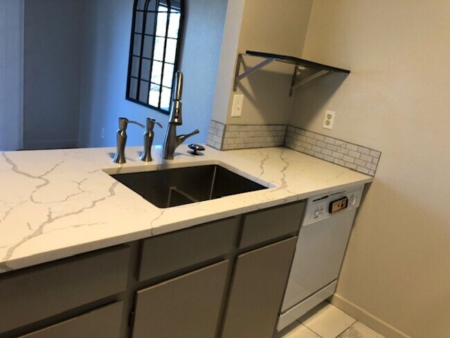 Building Photo - 3 bdrm, 2 bath Townhome