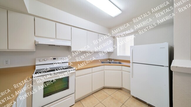 Foto del edificio - 1360 N Riverview Blvd