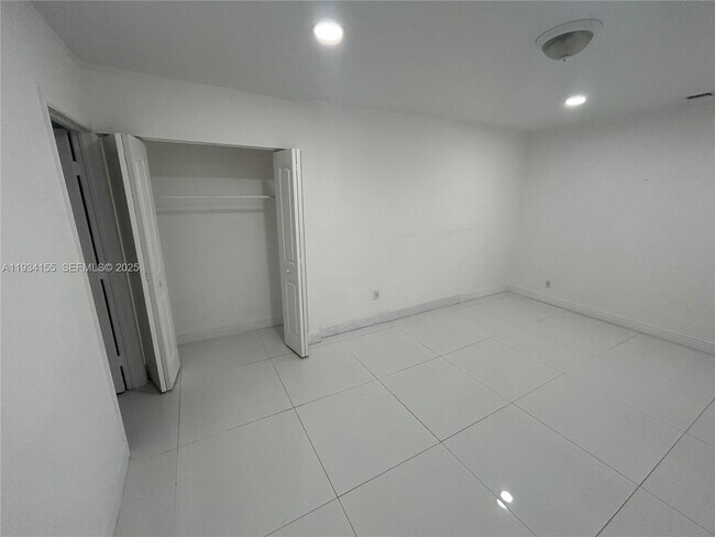 Foto del edificio - 551 NW 41st St