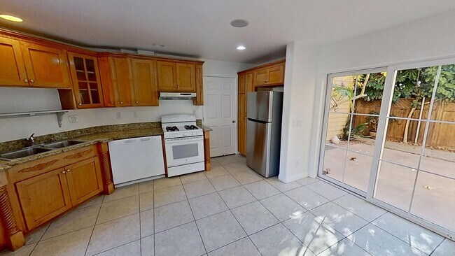 Building Photo - 415 W De La Guerra St