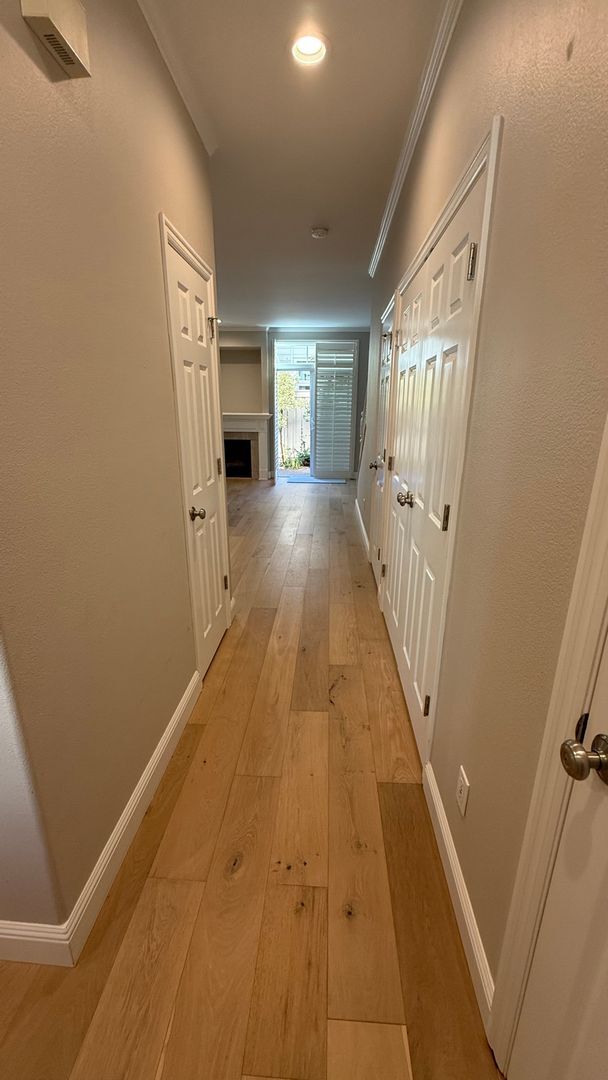 Building Photo - Charming Townhouse in Coveted Downtown Lak...