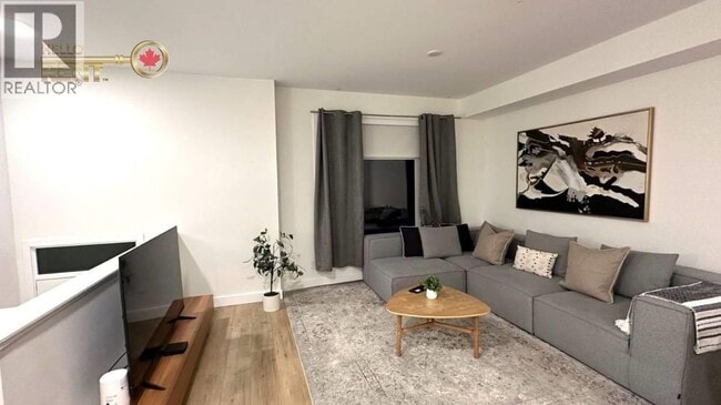 Building Photo - 2035 Glenaire Dr