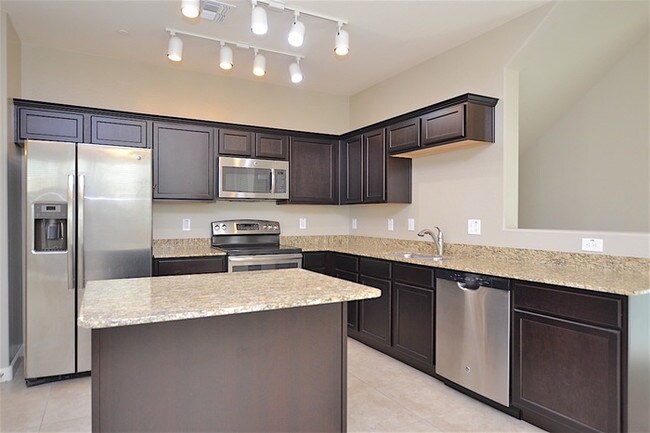 Foto del edificio - Beautiful Townhouse in Gated Community!