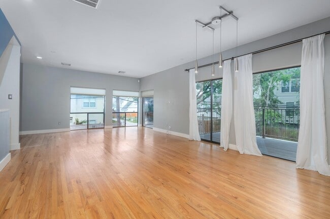 Building Photo - 4302 Spencer St