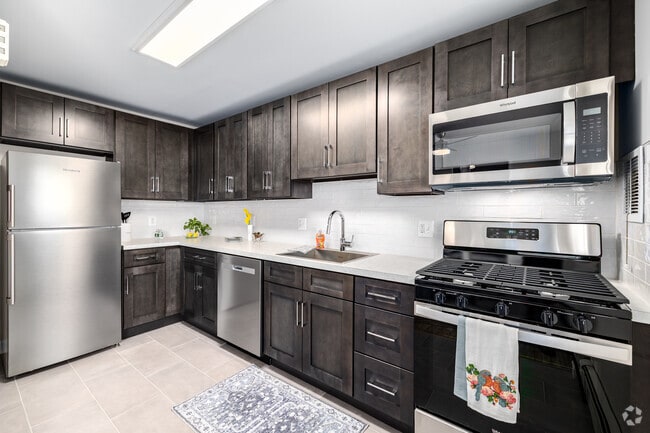 2BR, 1BA - 884SF - Kitchen - Bridgeton Apartments