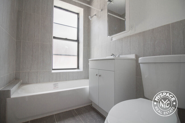 Building Photo - 2025 Regent Pl