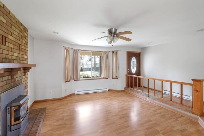 Building Photo - 3 Bed 2 Bath - Groups Per Approval - Dog Friendly - Fenced Yard