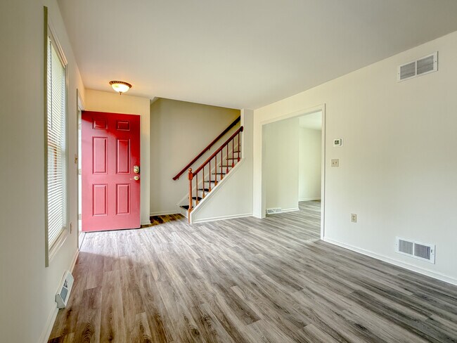 Foto del edificio - 28 Pheasant Ln