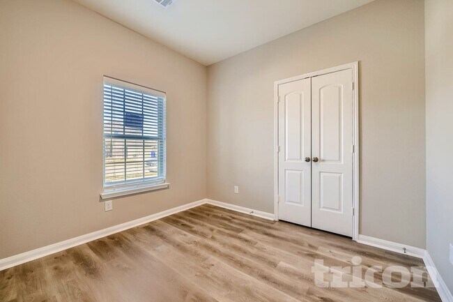 Building Photo - 1833 Chesapeake Dr