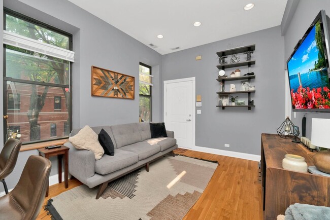 Building Photo - 2329 N Oakley Ave
