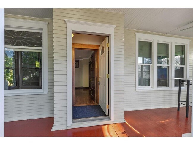 Foto del edificio - Cute three-bedroom, three-bath home in St....