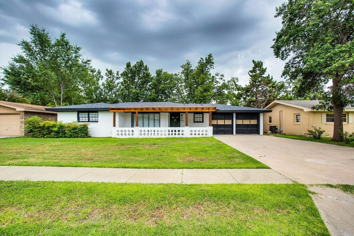 Primary Photo - Pre Leasing for Fall 2026! 4/3 in Medical District