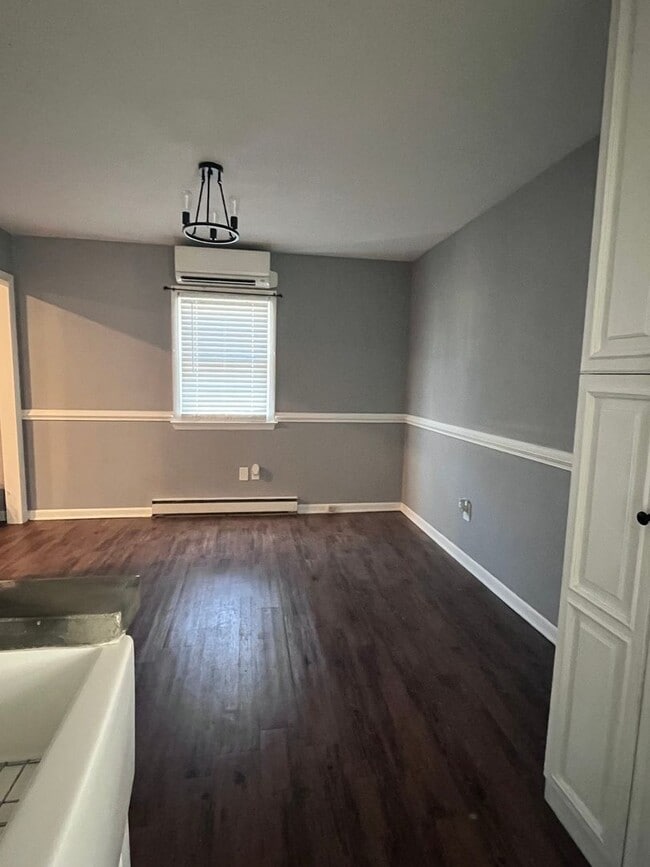 Building Photo - 122 N Plains Dr