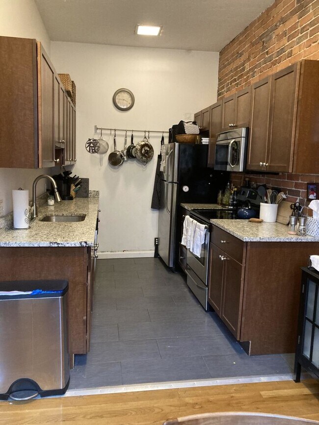 Building Photo - Great South End Location, In-Unit Washer a...