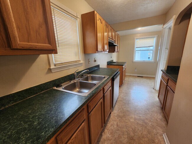 Building Photo - 3 Bed 1 Bath Bungalow