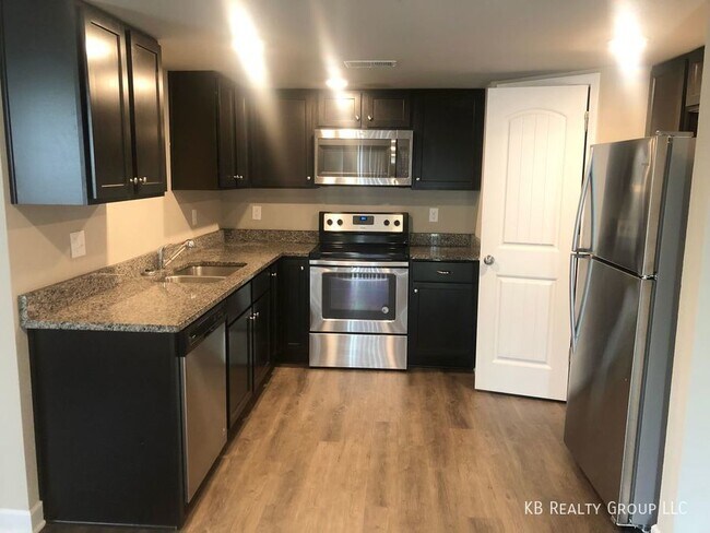 Foto del edificio - 3 Bed 2 Car Townhome in Grain Valley