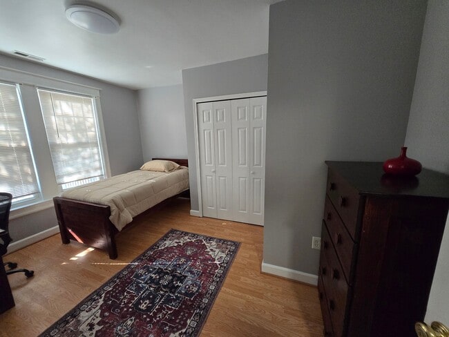 Foto del edificio - 411 Hobart Pl NW