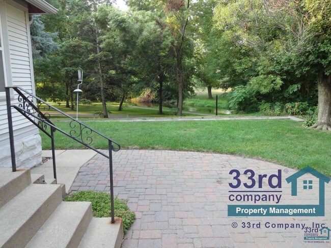 Building Photo - Charming 3 bedroom near Minnehaha Creek!