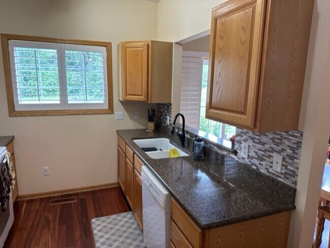 Foto del edificio - Very Spacious Townhome in great area in Apple Valley. Avail Oct 1