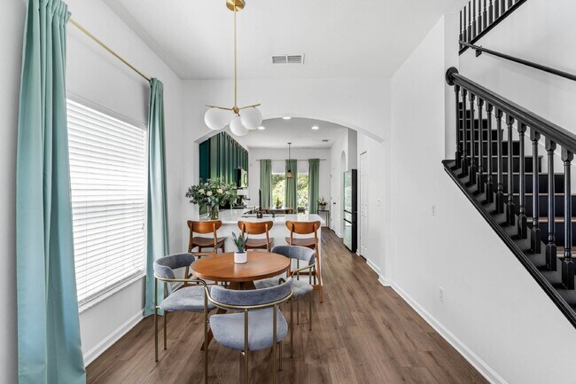 Building Photo - End-unit Townhome in Desirable Moss Park C...