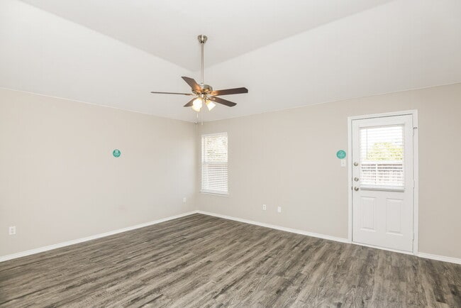 Foto del edificio - 6836 Bluff View Dr