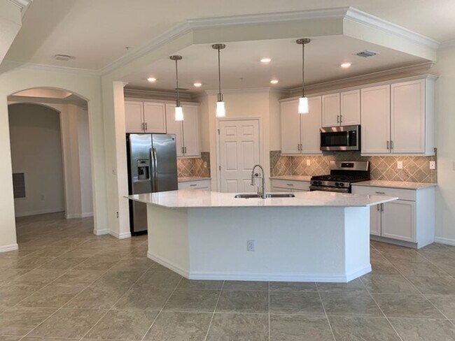 Foto del edificio - JUST LISTED! -3/2 COACH HOME  - COUNTRY CLUB EAST  - NICE!!