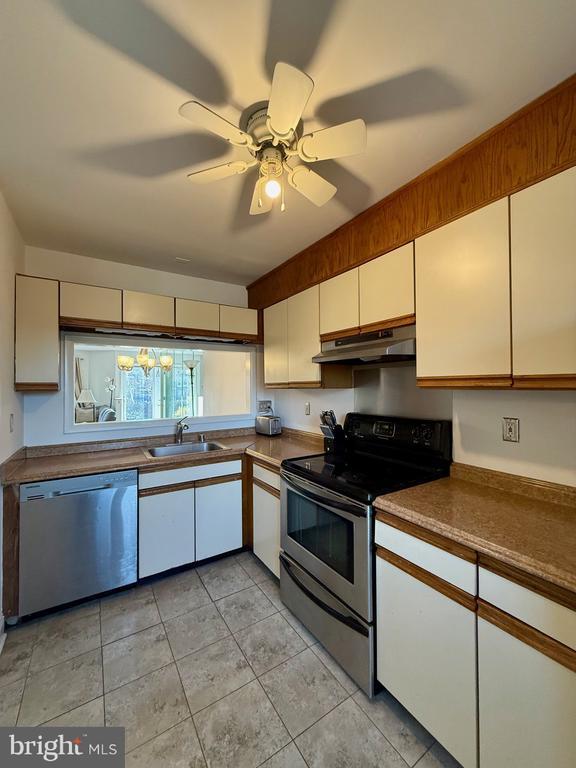 Building Photo - 28 Servan Ct