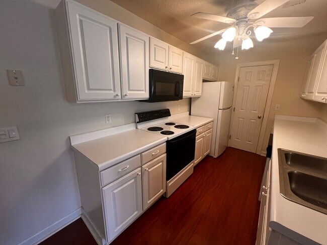 Foto del edificio - Beautiful, 1st Floor Unfurnished,  Bedroom Condo at Riverwoods in Murrells Inlet!