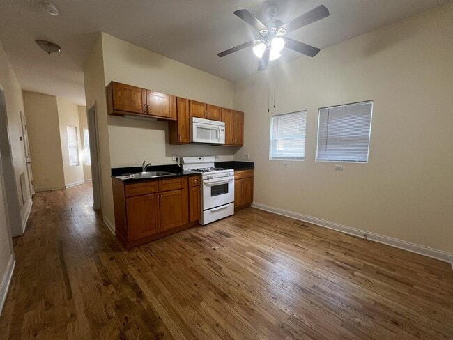 Foto del edificio - Charming 2BR Apartment Unit in Chicago