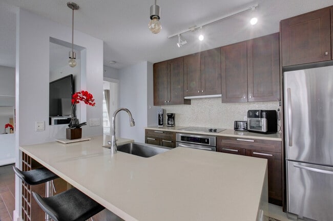 Building Photo - 880 Homer St