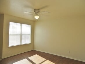 Building Photo - 2216 Katy Ln