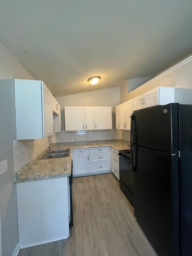 Building Photo - Adorable 3 Bed/ 1.5 Bath Home! Available Now!