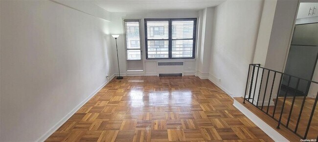 Foto del edificio - 98-10 64th Ave