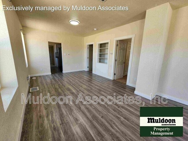 Building Photo - 623 E Routt Ave