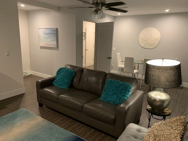 Living room - 3309 Fenelon St