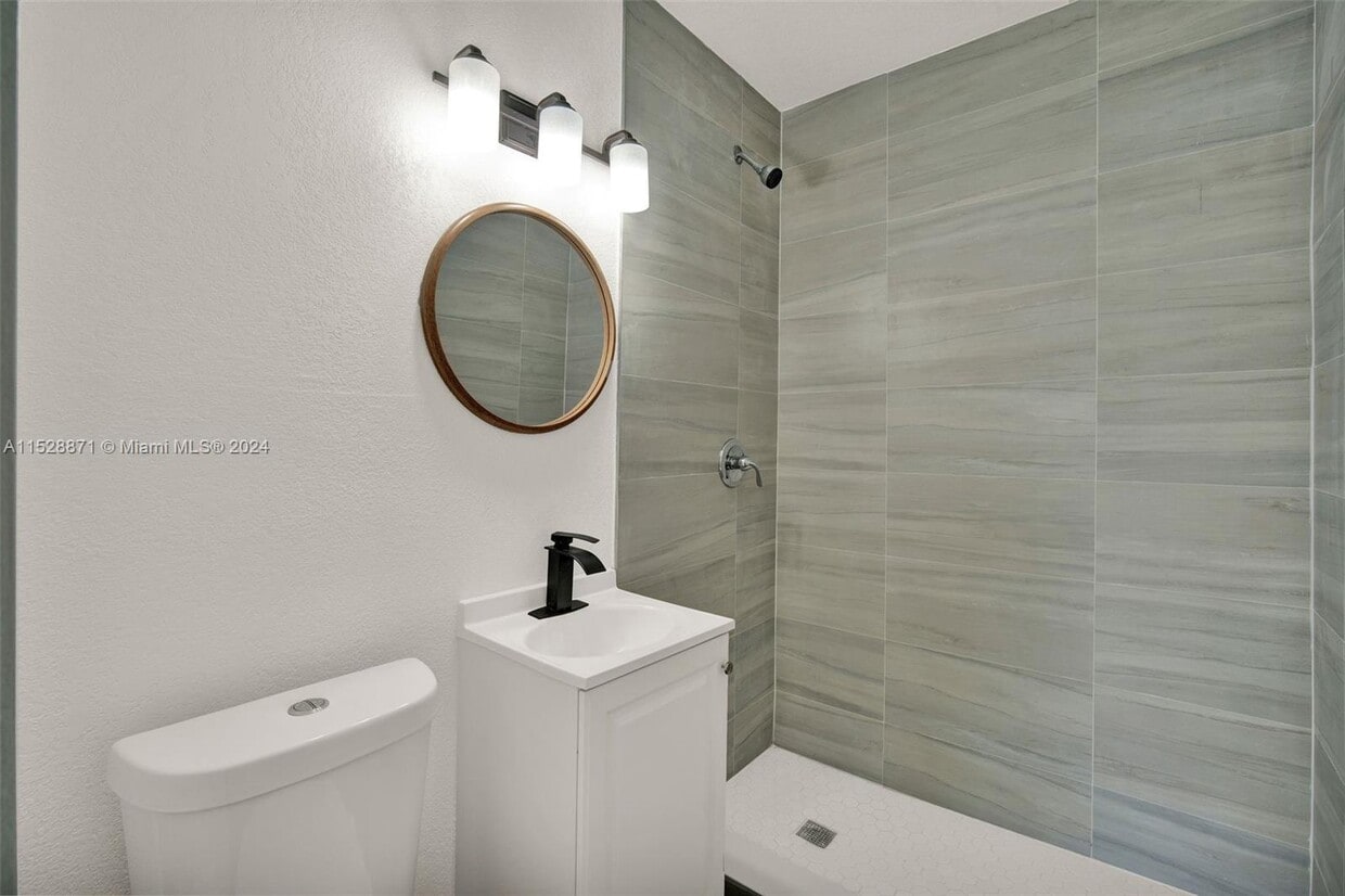 Building Photo - 322 NE 110th Ter