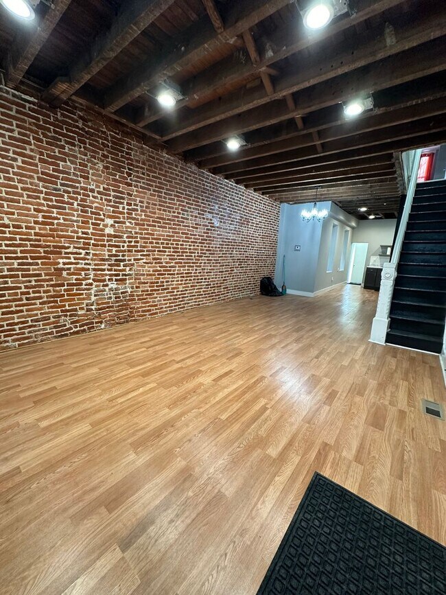 Building Photo - 916 W Cambria Street  - ??3 Bedroom / 1.5 ...