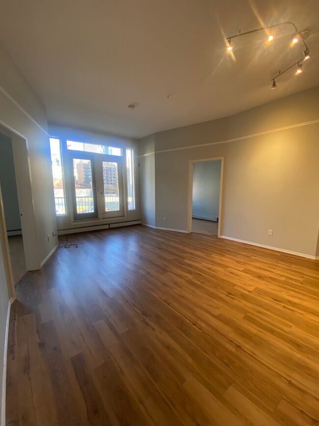 Photo du bâtiment - Spacious 1 Bedroom + Den in the Beltline –...