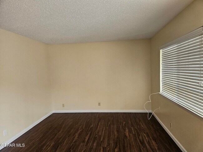 Foto del edificio - 1601 N El Paso St