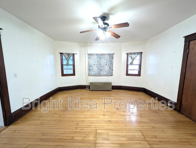 Foto del edificio - 869 Geranium Ave E